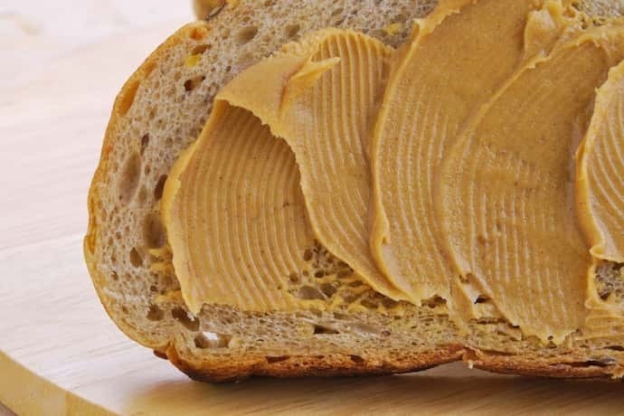 Pão com pasta de amendoim