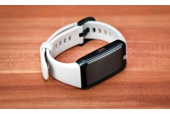 Smartwatch com pulseira branca