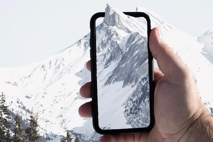 Um Iphone e a imagem de uma paisagem