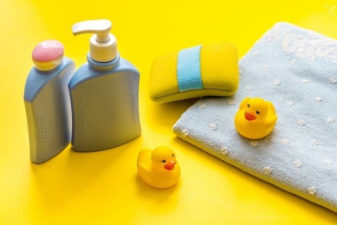 Produtos de higiene para um bebê em um fundo amarelo
