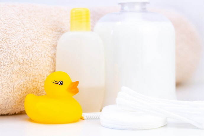 Shampoo para bebê e pato de borracha