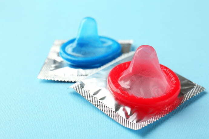 Preservativos abertos e embrulhados