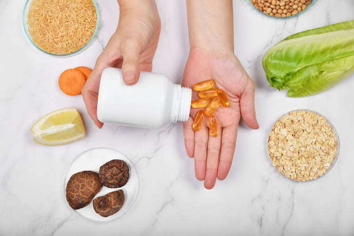 Ingredientes naturais e cápsulas de vitaminas 