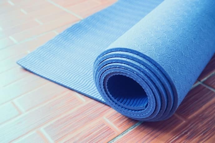 Tapete de yoga azul enrolado 