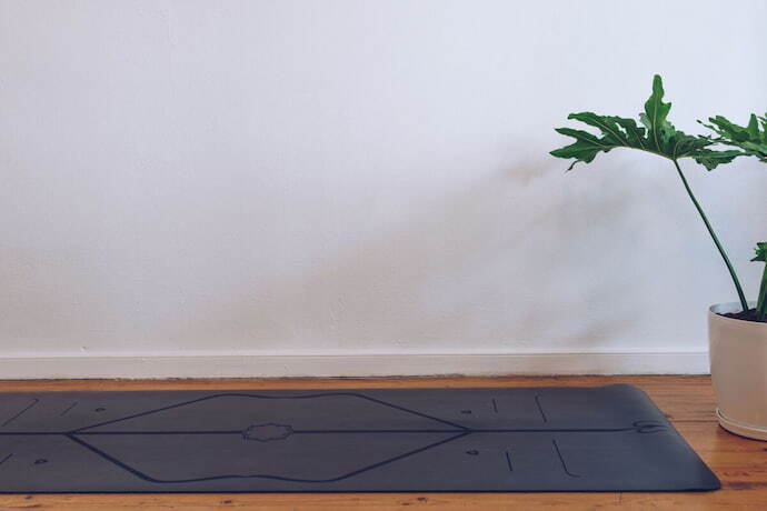 Sala com tapete de yoga