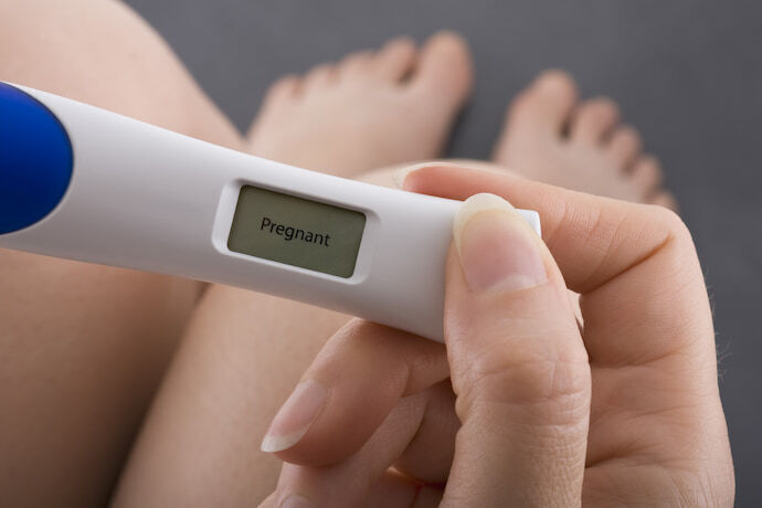 Teste de gravidez de caneta digital escrito "pregnant" (grávida)