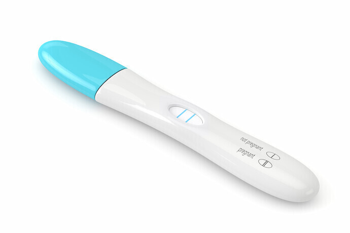 Teste de gravidez em fundo branco
