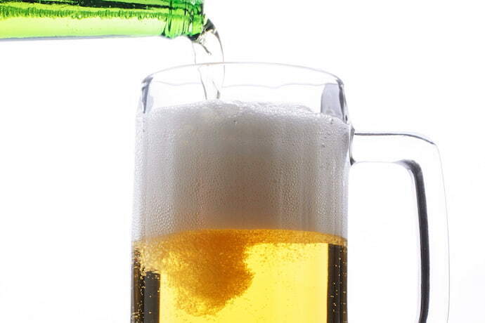 Colocando cerveja no copo