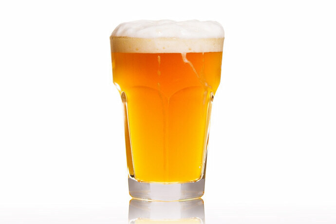 Um copo de vidro com cerveja