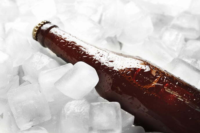 Garrafa de cerveja no gelo