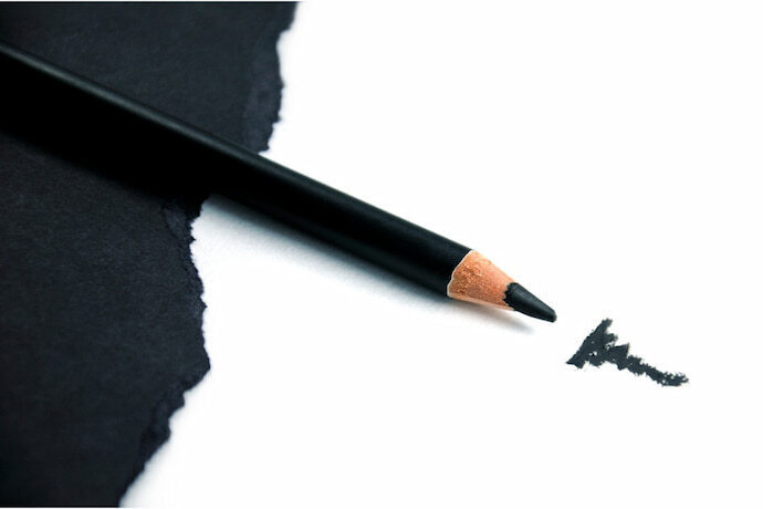 delineador lápis preto, fundo branco e riscos do delineador 
