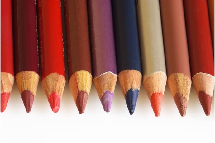 delineador lápis alinhados e de cores diferentes