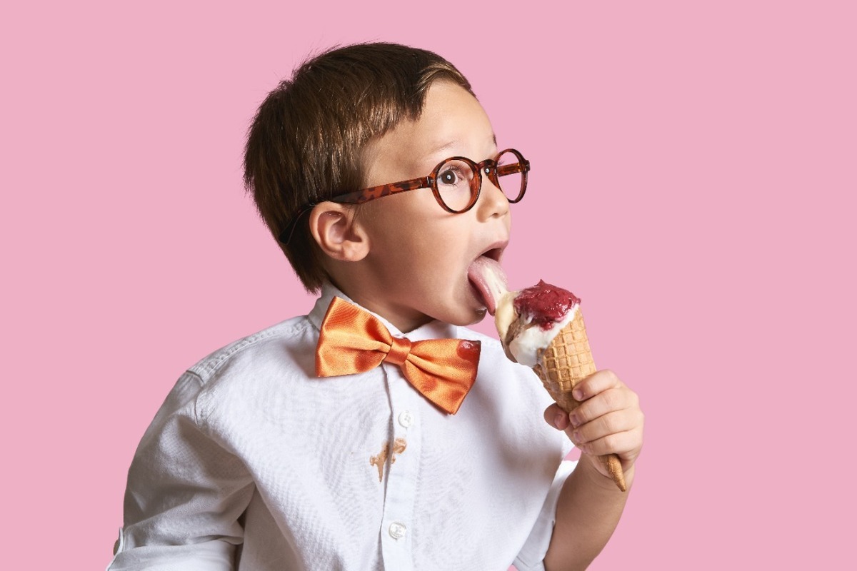 Criança tomando sorvete