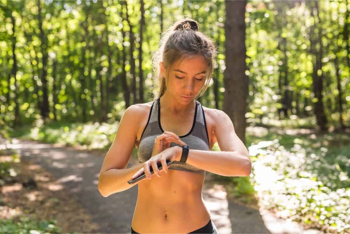Mulher fitness utilizando smartwatch