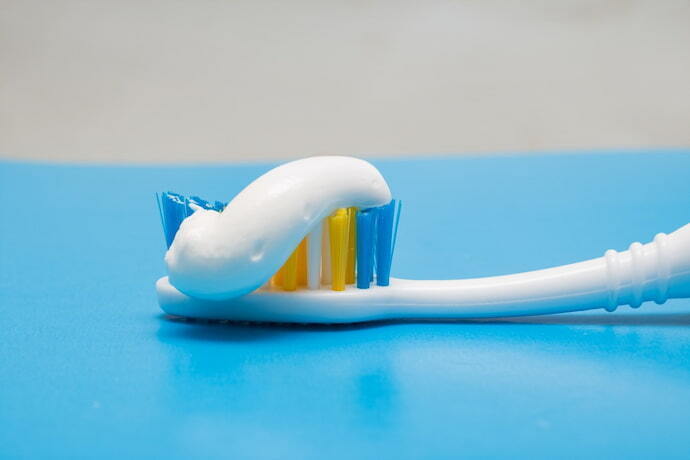 Closeup escova de dentes com pasta de dente