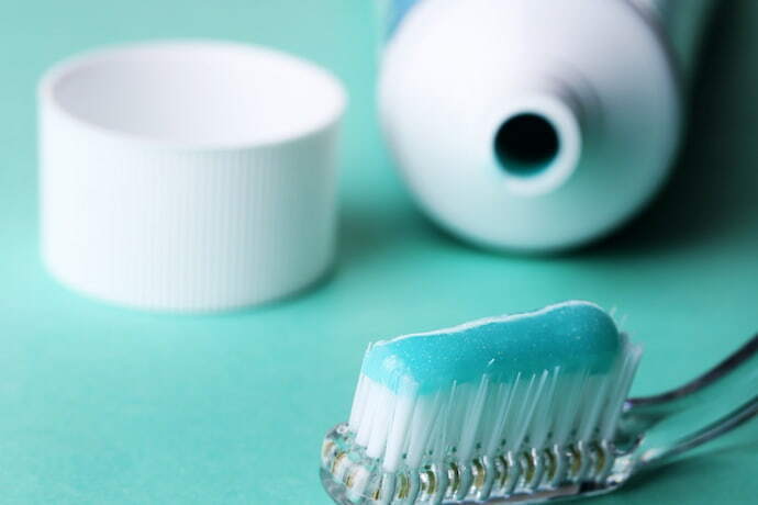 Escova de dente com pasta de dente azul