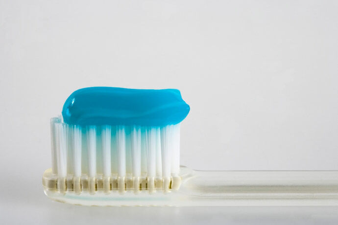 Pasta de dente na escova visto bem de perto
