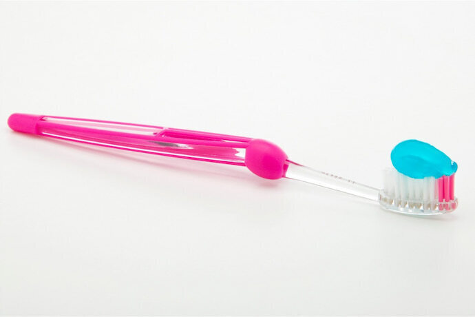 Escova rosa com pasta de dente