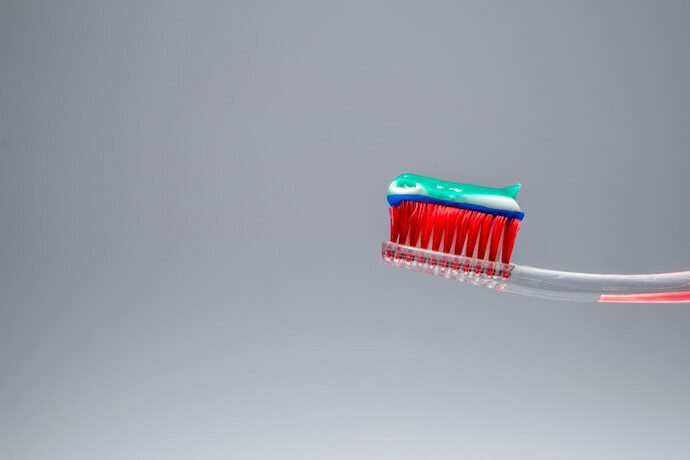 Escova de dente vermelha e pasta de dente