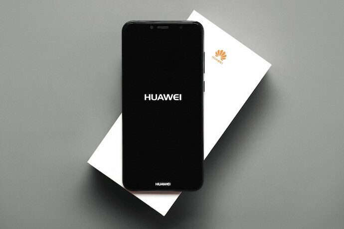Um celular da Huawei e uma caixa de celular