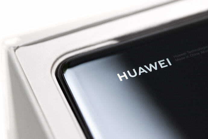 Celular preto escrito Huawei 