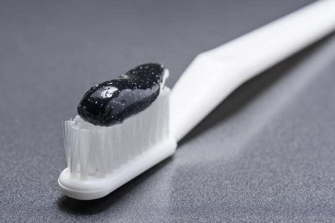 Pasta dental clareadora com carvão ativado em uma escova branca