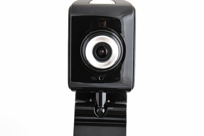 webcam preta e fundo branco