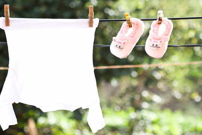 Sapatos de bebês e camisa no varal
