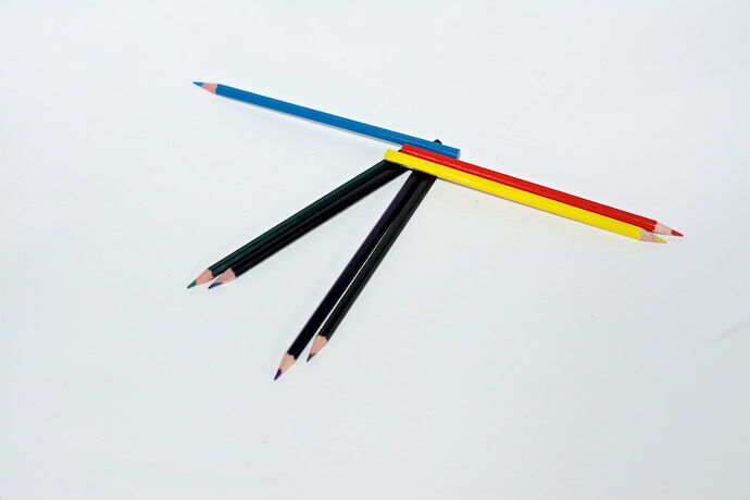 Vários lápis de cor em um fundo branco