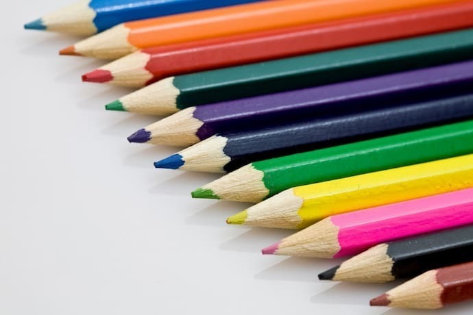 Lápis de cores alinhados 