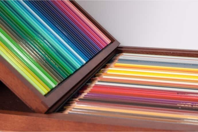 Lápis de cores em um estojo de madeira