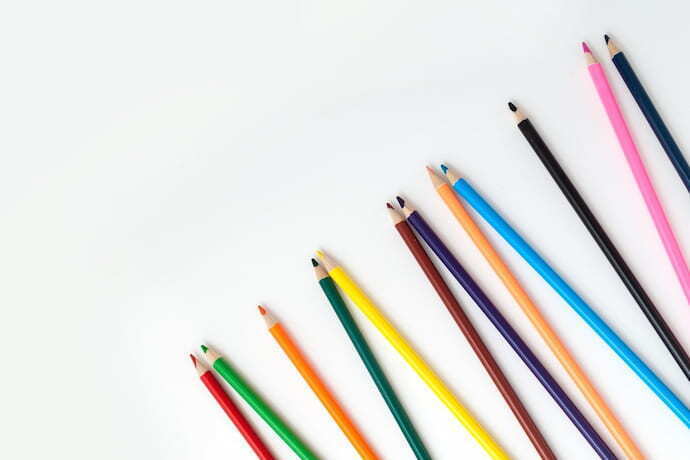 Lápis coloridos em fundo branco