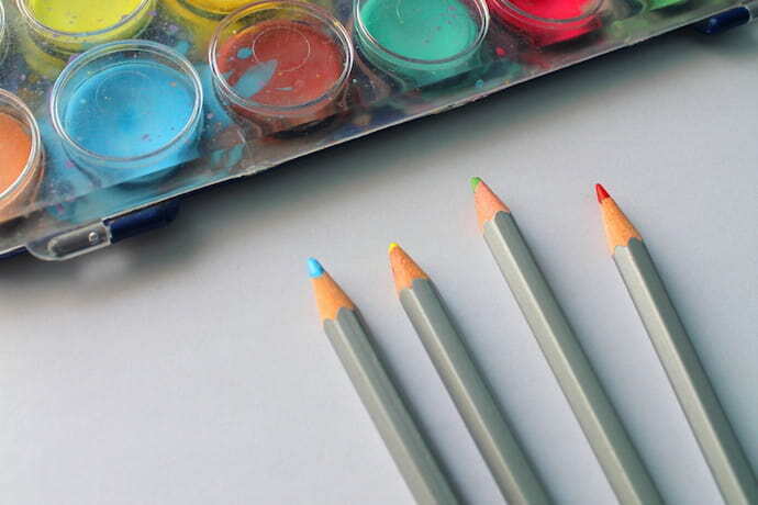 Quatro Lápis de cor aquarelável e frascos com tintas