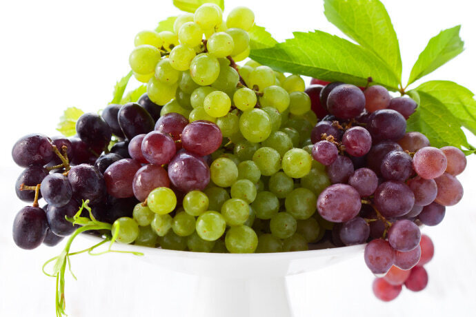 Vários tipos de uvas na bandeja