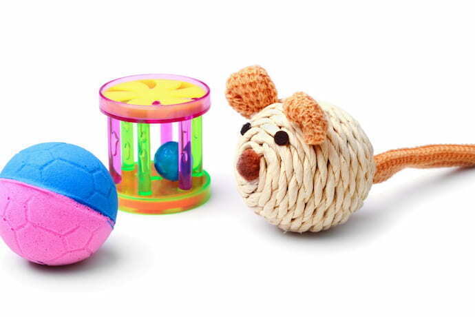 Brinquedos de gato de plástico isolados