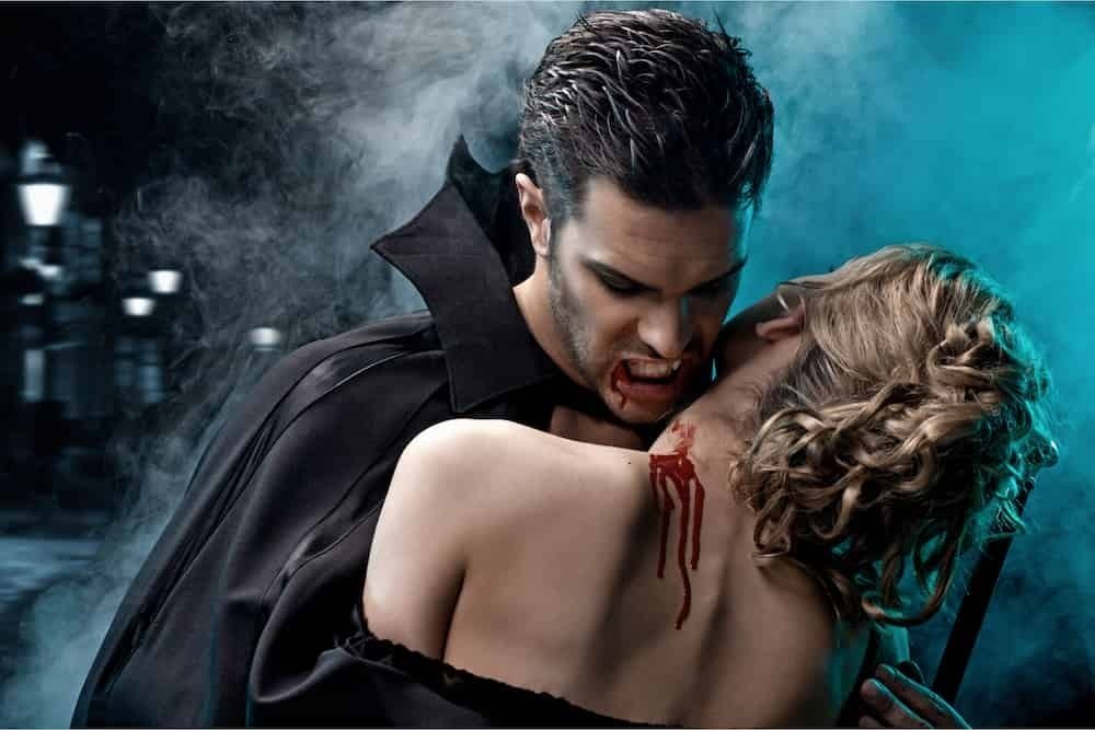 Vampiro mordendo mulher 