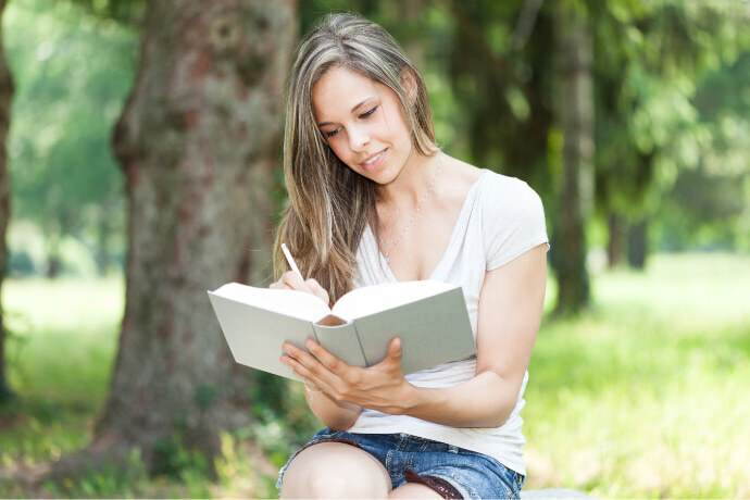 Mulher lendo um livro no parque