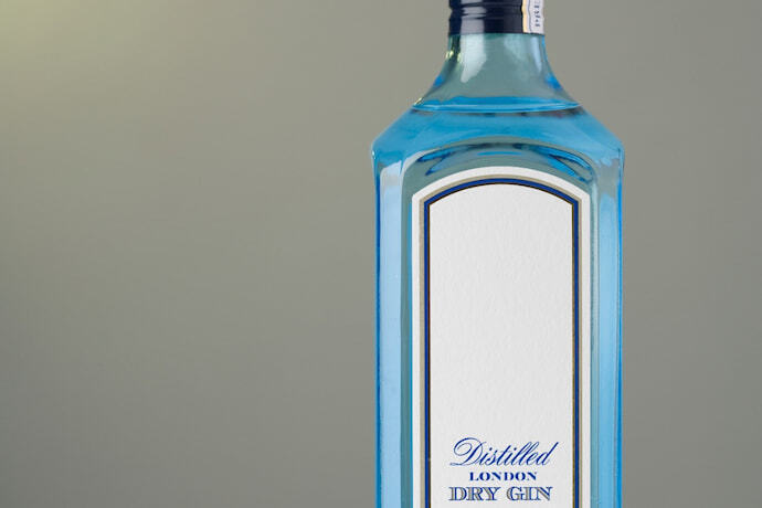 Gin dry em garrafa azul