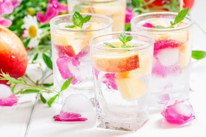 Copos de gin com pétalas de flores