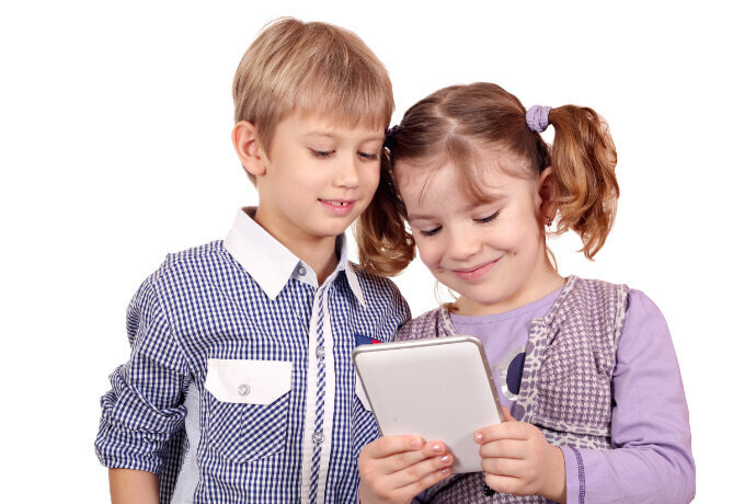 Duas crianças usando um tablet