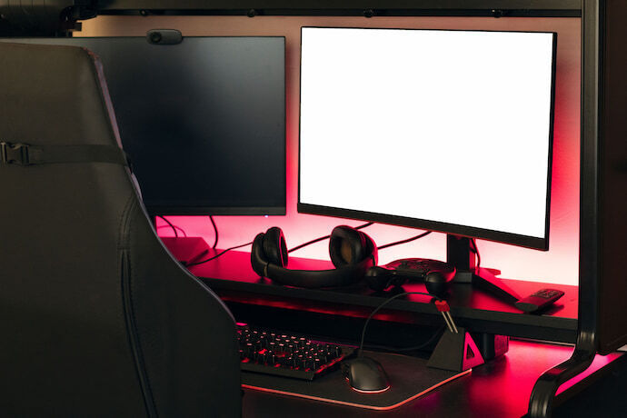 Computador gamer com duas telas