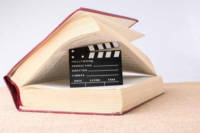 Pequena placa de cinema dentro de um livro
