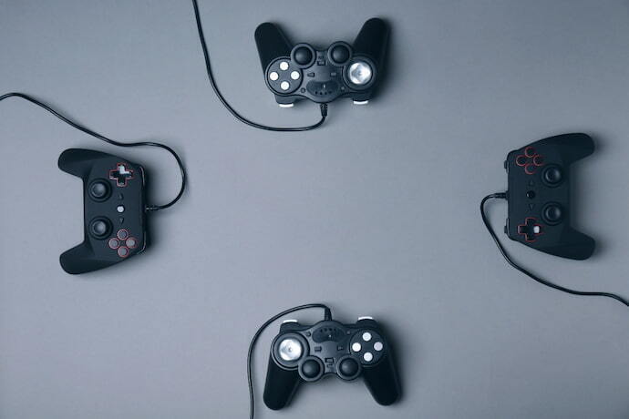 Controladores de videogame em fundo cinza plano