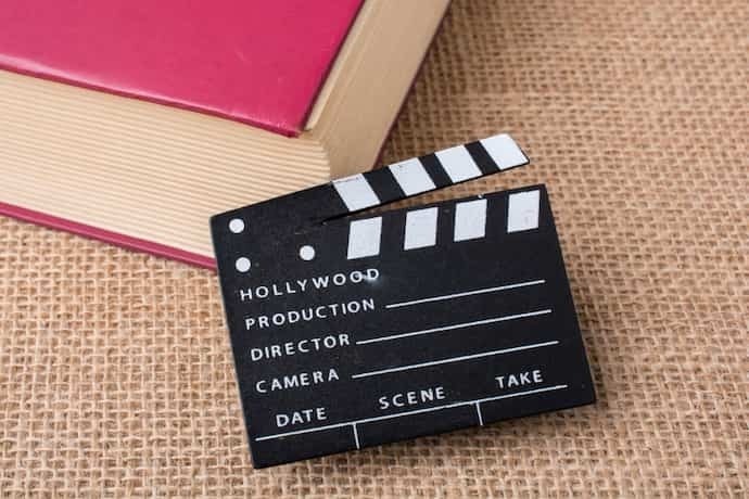 Livro e placa de direção de filme
