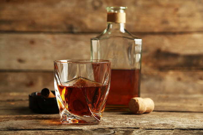 Copo e garrafa de licor de whisky