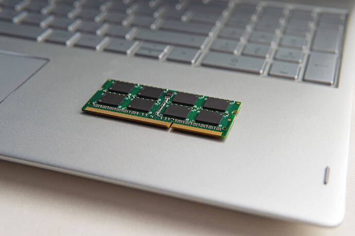 Memória RAM sobre laptop