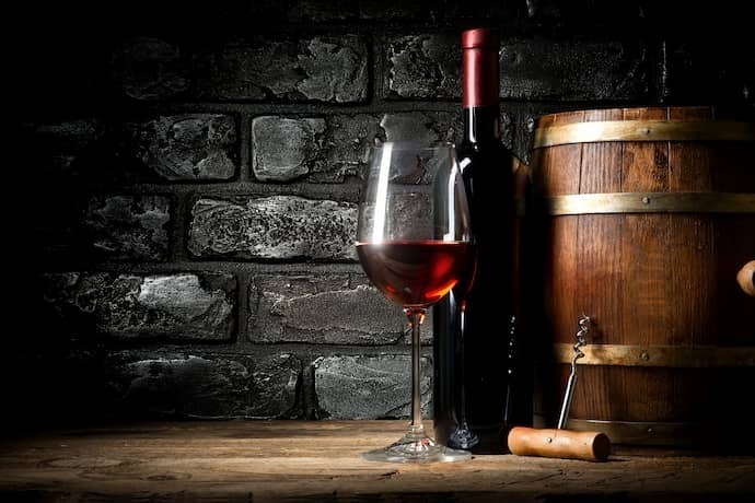 Taça, garrafa e barril de vinho