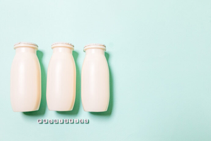 Três frascos de probiótico