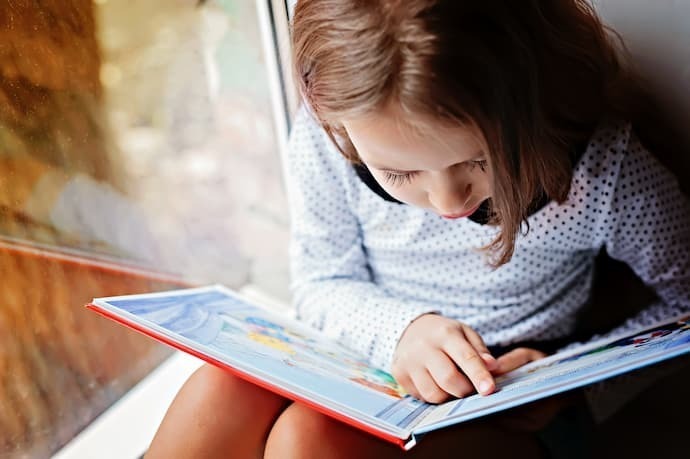 Criança lendo livro