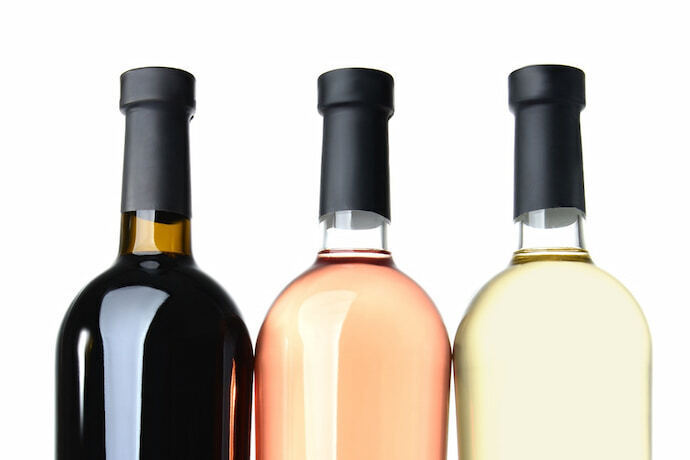 Garrafas de diferentes vinhos no fundo branco